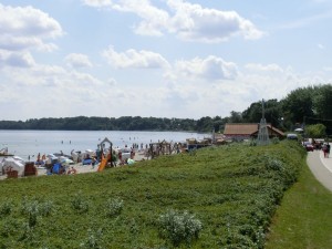 Blick über den Sandstrand Holnis mit Spielplatz und Strandterrasse