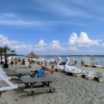 Sandstrand Holnis mit Tretbooten und Strandkörben