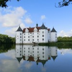 Wasserschloss Glücksburg - Nahaufnahme mit Spiegelung im Schlossteich