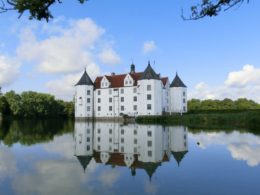 Wasserschloss Glücksburg - Nahaufnahme mit Spiegelung im Schlossteich