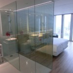 Blick durch das Badezimmer auf das Doppelbett in Suite im nhow Rotterdam
