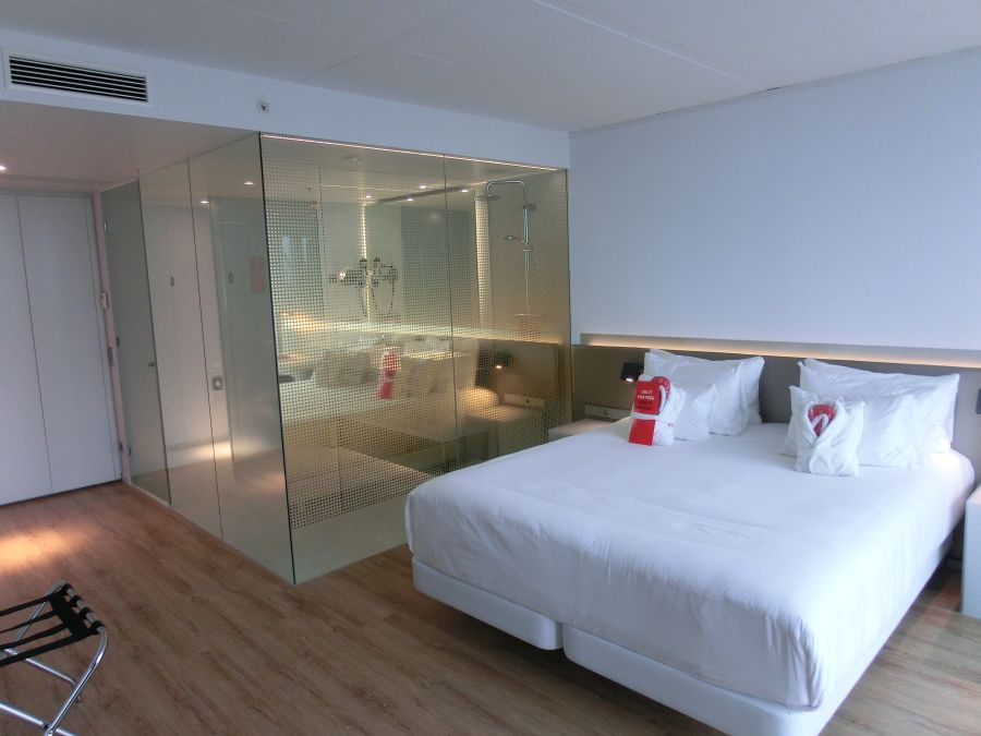 Doppelbett und Badezimmer in Suite im nhow Rotterdam