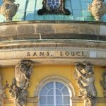 Inschrift "SANS, SOUCI" am Schloss