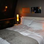 Doppelbett in einer Suite im Sofitel Munich