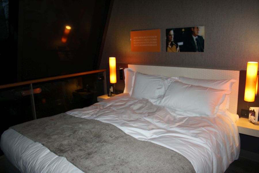 Doppelbett in einer Suite im Sofitel Munich