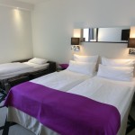 Zimmeransicht Bett mit ausgeklapptem Schlafsofa fürs Kind - Hotel Scandic Berlin Kurfürstendamm