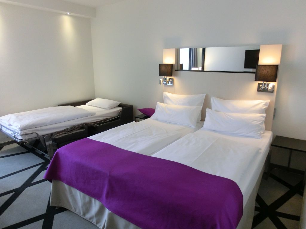 Zimmeransicht Bett mit ausgeklapptem Schlafsofa fürs Kind - Hotel Scandic Berlin Kurfürstendamm