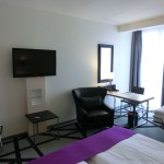 Zimmeransicht - TV - Schreibtisch - Stuhl - Hotel Scandic Berlin Kurfürstendamm