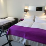 Zimmeransicht Bett mit ausgeklapptem Schlafsofa fürs Kind - Hotel Scandic Berlin Kurfürstendamm