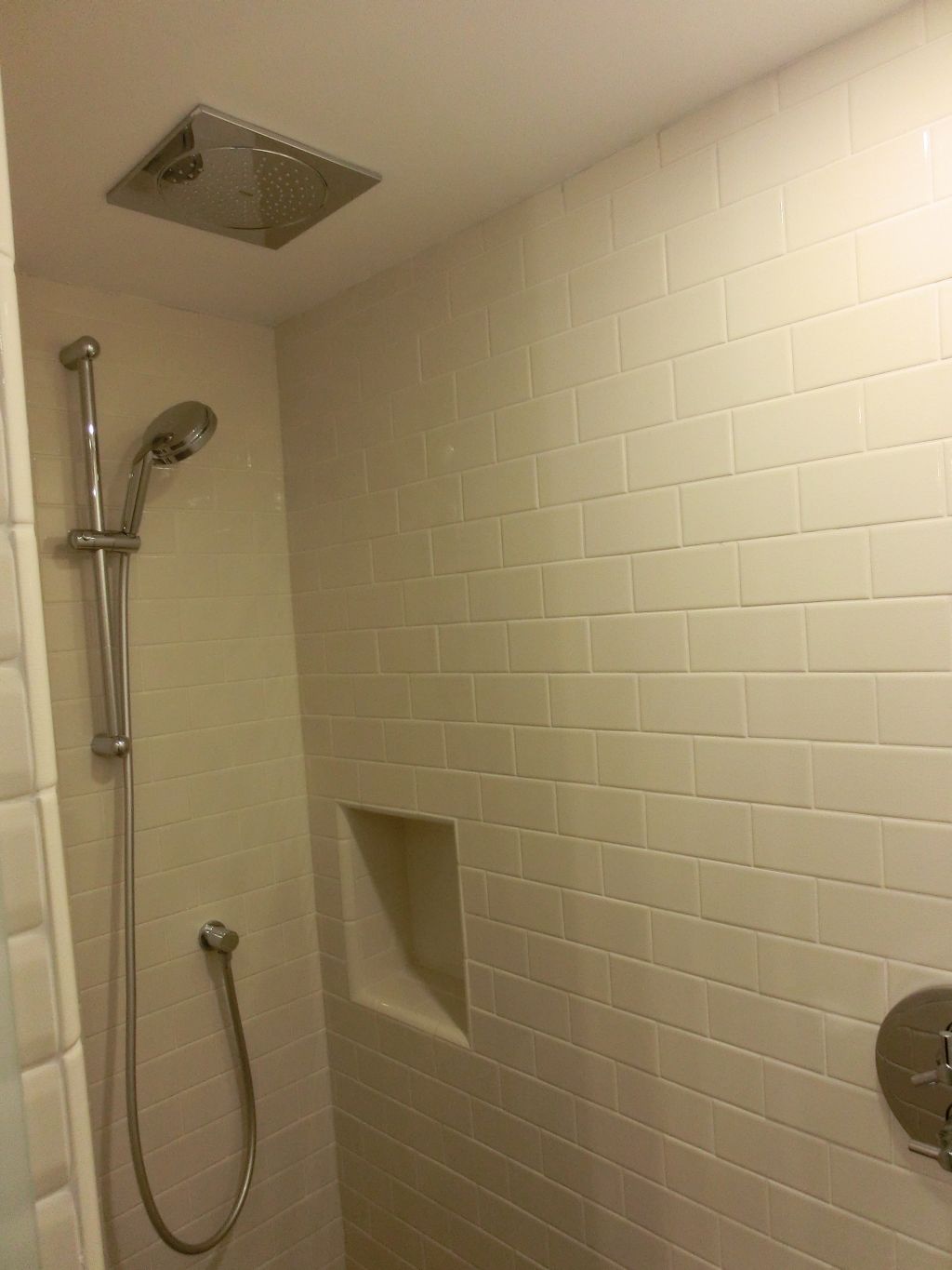 Einblick in die Dusche eines Standardzimmers