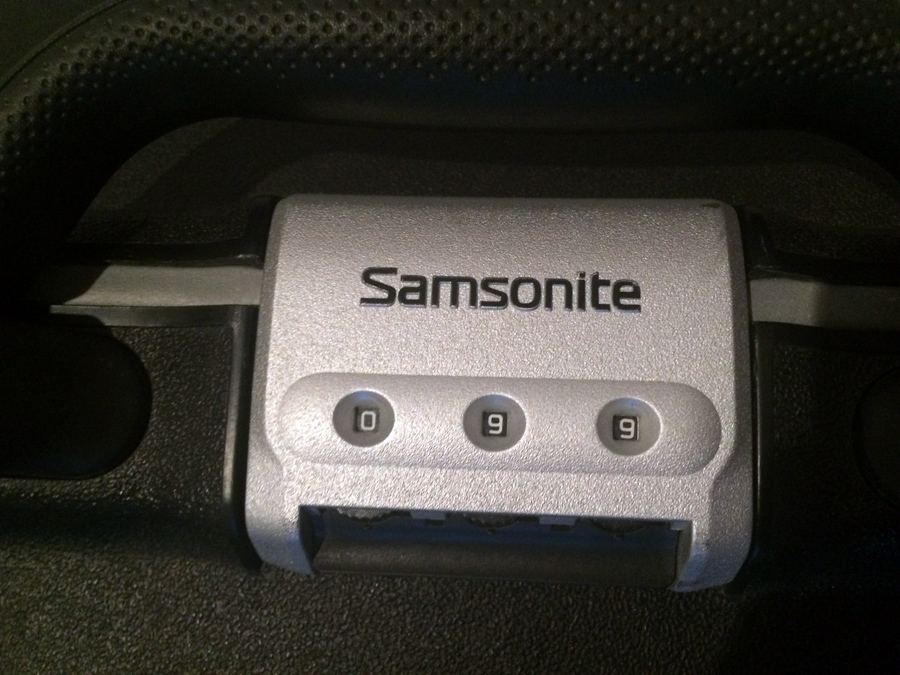Älteres Nummernschloss an einem Samsonite-Koffer ohne TSA Generalschlüsselzugang.