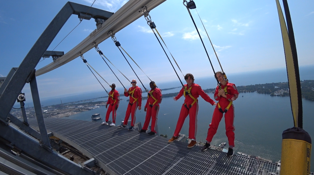 Rückwärts über der Kante am CN Tower - Lean Back